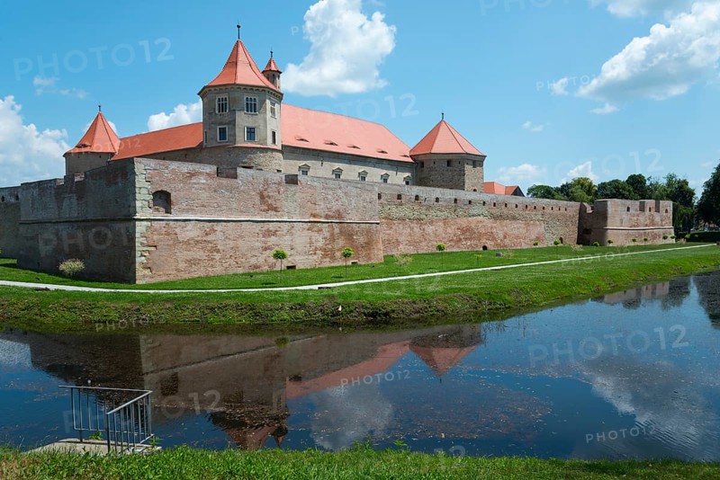 Medieval castle with red roofs, surrounded by a moat with a reflection, fortress, Fagaras, Fagara?, Fogarasch, Fugreschmarkt, Brasov, Transylvania, Romania, Europe