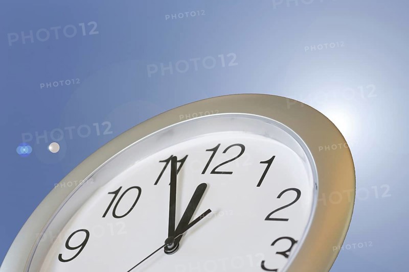 Climate change symbol: clock shows five to twelve