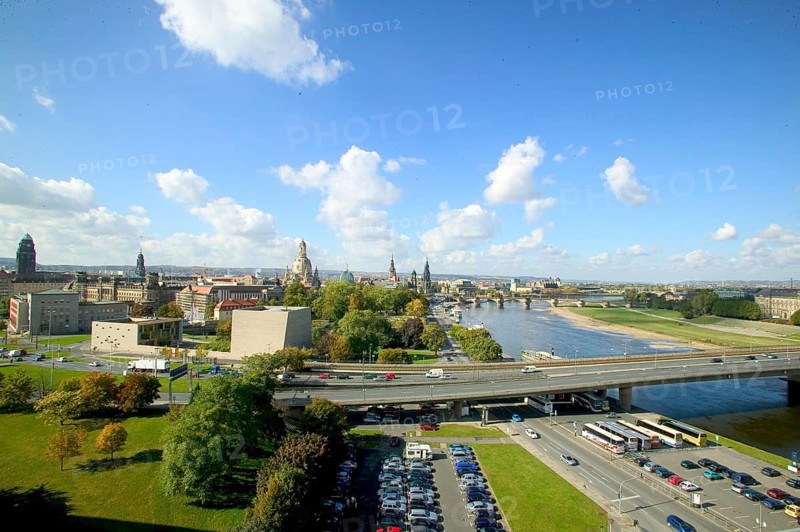 In the early hours of the morning, a section of the Carola Bridge collapsed for unknown reasons. Over a length of around 100 metres, the section on which the trams normally run collapsed into the Elbe. Photo of the intact bridge from 2004