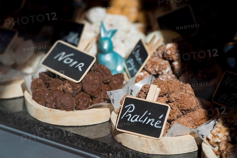 Chocolates on display in the shop window, shop, souvenir, souvenir, tradition, confectioner, confectionery, confectionery, Bruges, Belgium, Europe