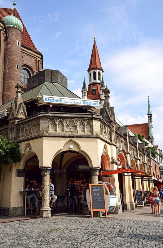 Europe, Germany, Bavaria, City of Munich, Viktualienmarkt, St Peter's Square, Cafe Rischarts, Tower of the Old Town Hall, Hamburg, Hamburg, Federal Republic of Germany, Europe