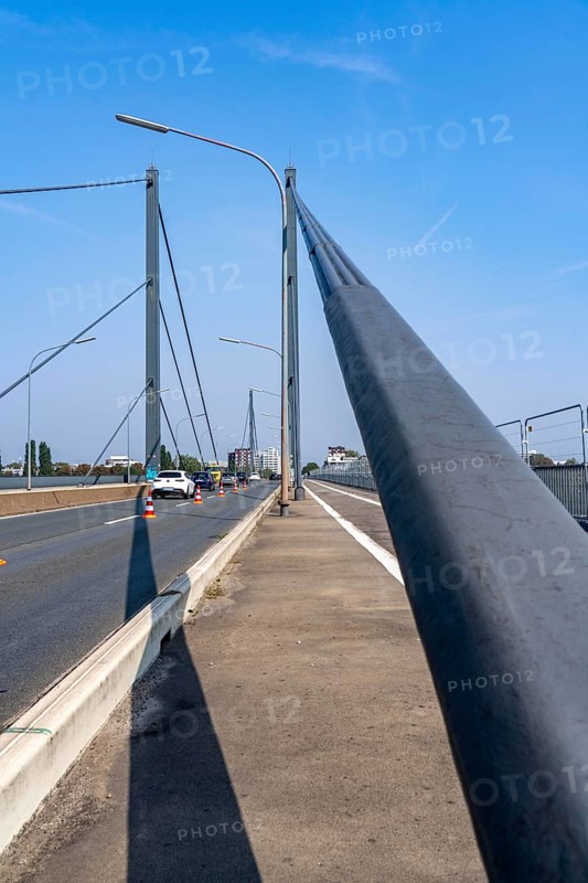 The Theodor-Heuss-Bridge, Rhine crossing, cable-stayed bridge, first road bridge of the so-called Düsseldorf bridge family, is dilapidated, concrete damage, closed to vehicles over 30 tonnes total weight, planning of a new replacement has started, Düsseldorf, North Rhine-Westphalia, Germany, Europe
