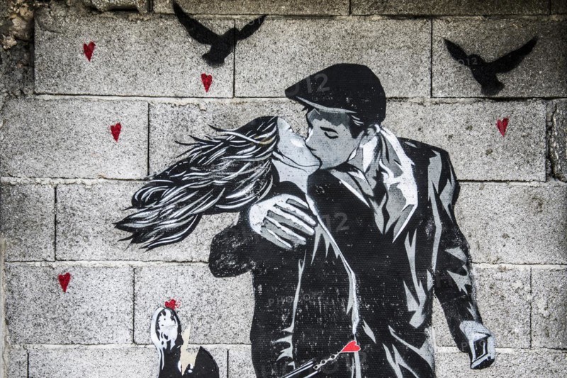 Painted house wall, kissing couple, Sisteron, Provence, Provence-Alpes-Côte d'Azur region, South of France, France, Europe