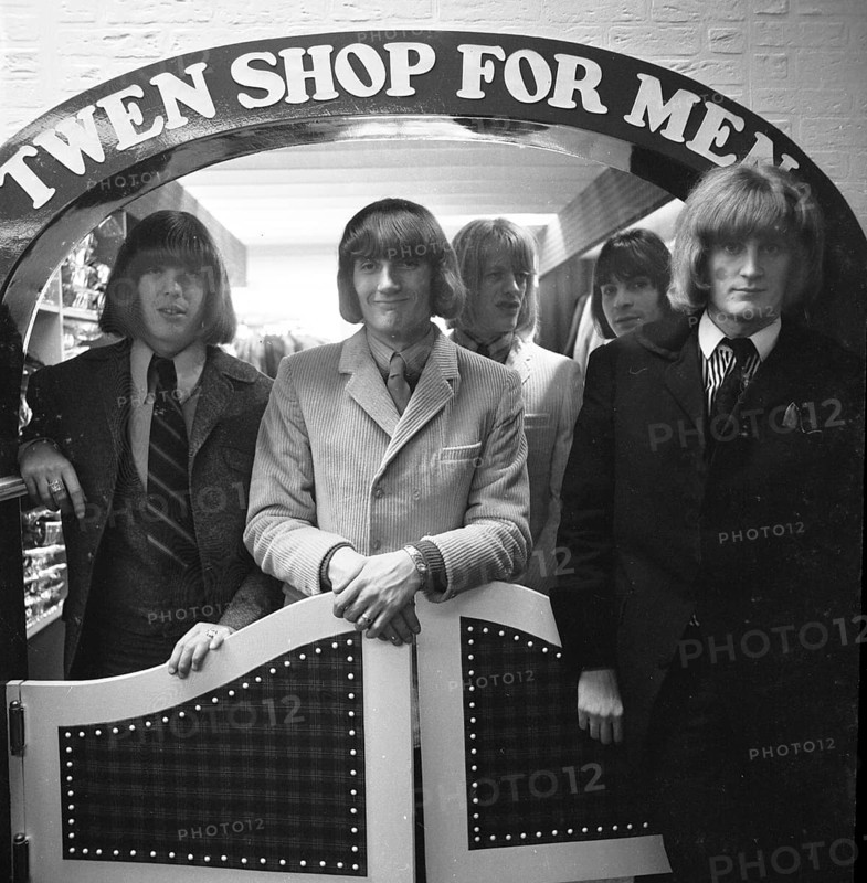 DEU, Germany, Dortmund: Personalities from politics, business and culture from the 1950s Dortmund. Musicians from the famous group The Lords performing in the Westenhellweg shopping street in 1965. Shopping in a fashion shop, Europe