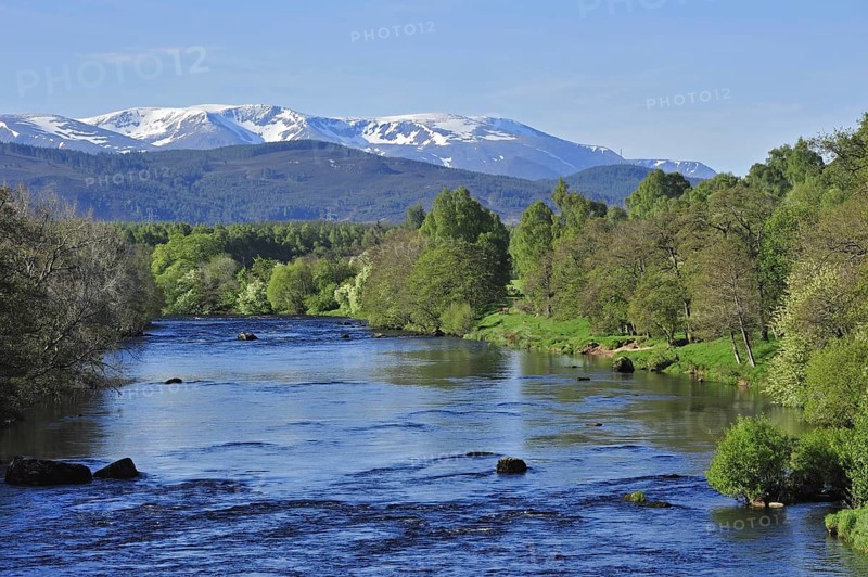The River Spey near Aviemore and the Cairngorm mountains covered in snow, Badenoch and Strathspey, Highlands, Scotland, UK