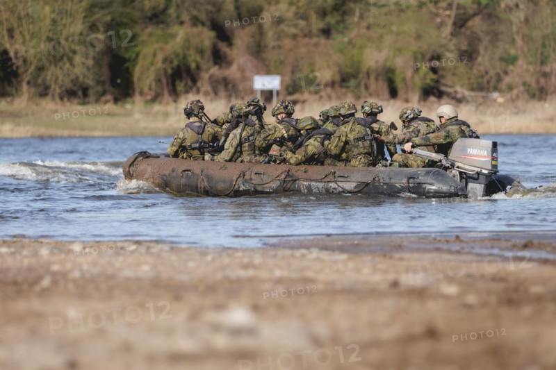 Czech soldiers cross the Elbe in an inflatable boat as part of the military exercise 'Wettiner Schwert' near Tangermünde, 26.03.2024. 'Wettiner Schwert' is part of the Quadriga exercise of the German Armed Forces and the NATO large-scale manoeuvre Steadtfast Defender 2024