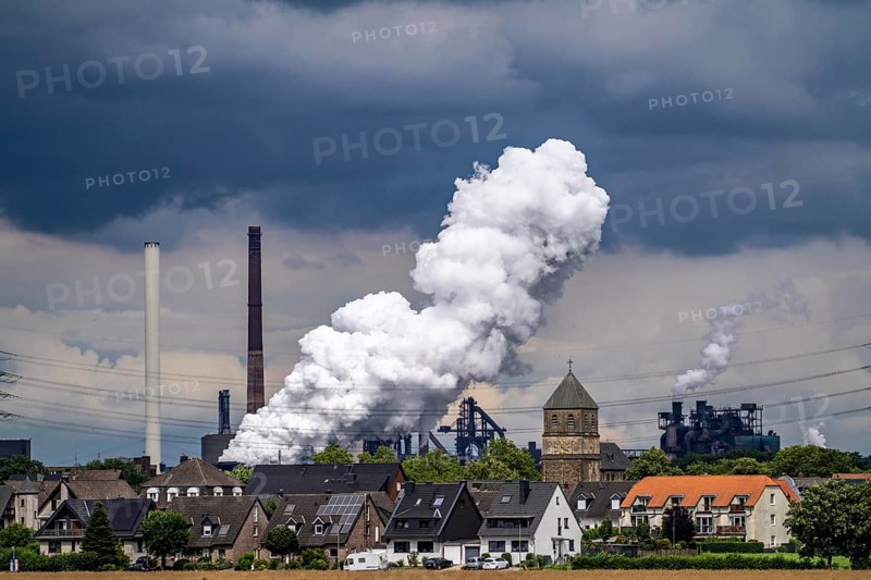 Hüttenwerke Krupp-Mannesmann, HKM in Duisburg-Hüttenheim, 2 blast furnaces, coking plant, residential buildings in Duisburg-Mündelheim, extinguishing cloud of the coking plant, North Rhine-Westphalia, Germany, Europe