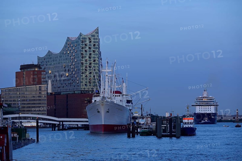 Germany, Hamburg, HafenCity, view to Elbe Philharmonic Hall, Hamburg's new concert hall, glass facade, museum ship Cap San Diego, former cargo ship, Mein Schiff 6, evening light, Hamburg, Hamburg, Federal Republic of Germany, Europe