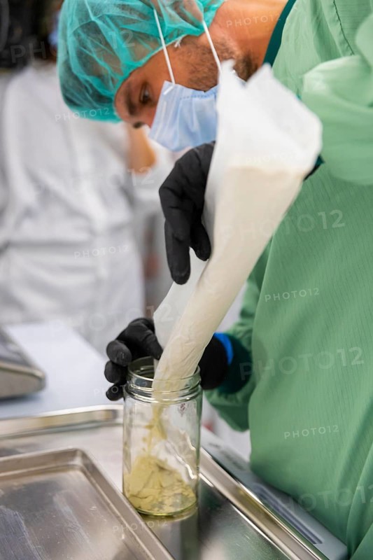 DEU/Saxony/Ebersbach The Saxon cannabis producer Demecan is now the first German company to be authorised to cultivate medicinal cannabis indefinitely under the new Cannabis Act. The company had been authorised to produce since 2019, albeit subject to conditions such as a maximum production quantity or regulated distribution. These conditions will now no longer apply, which will improve the supply situation for medicinal cannabis. The Federal Government Commissioner for Addiction and Drug Issues Burkhard Blienert and Health Minister Petra Köpping took a tour of the production facility to find out more about the production of medicinal cannabis., Federal Drug Commissioner Burghard Blienert and Health Minister Petra Köpping visit Saxon cannabis producer Demecan, Ebersbach, Saxony, Germany, Europe