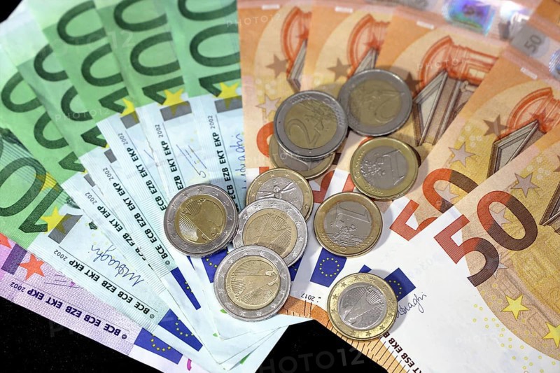 Eurobanknoten (Euroscheine) und -münzen / euro bills and coins