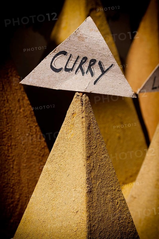 Curry spice at a Moroccan trader, food, kitchen, food, spicy, spicy, bazaar, arab, oriental, souk, medina, trade, prodict, product presentation, Morocco, Africa
