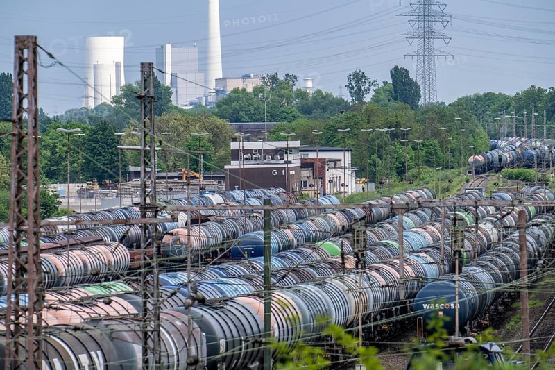 Gelsenkirchen Bismarck marshalling yard, goods trains are assembled and shunted here, tank wagons for transporting chemicals and mineral oil products, in the background the STEAG combined heat and power plant in Herne, North Rhine-Westphalia, Germany, Europe