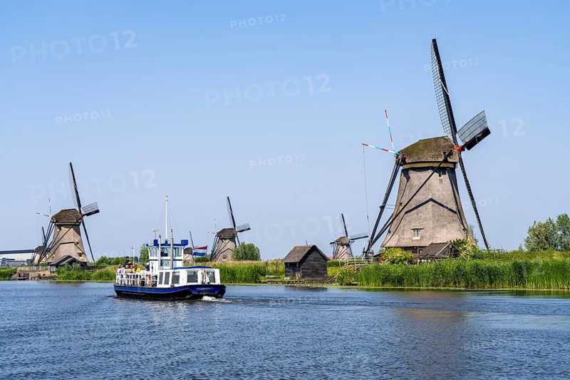 Kinderdijk, 18 windmills that were supposed to pump the water out of the polders in order to utilise the land, one of the most famous sights, UNESCO World Heritage Site, tour boat, Canal Cruiser, Netherlands