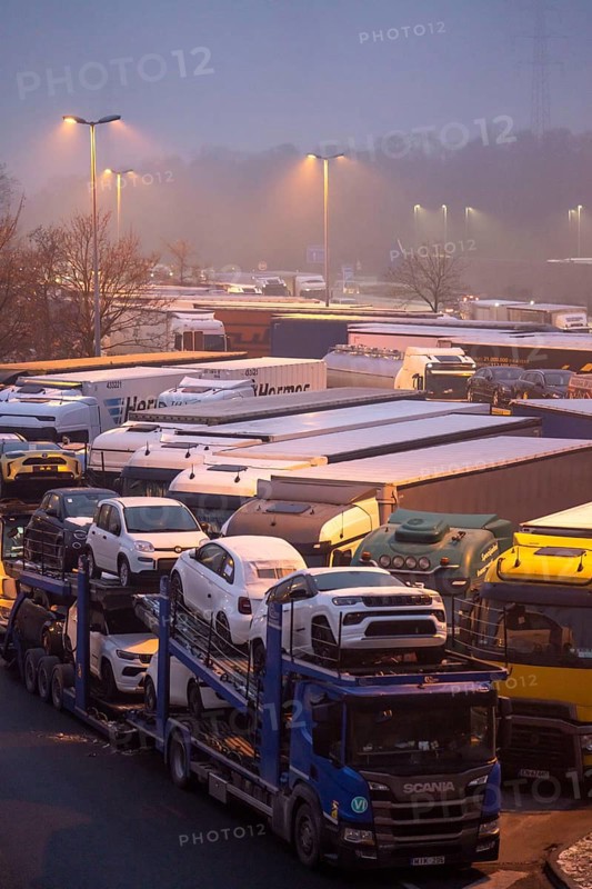 Heavy traffic on the A2 at the Bottrop-Süd service area, overcrowded lorry parking in the evening, Bottrop, North Rhine-Westphalia, Germany, Europe