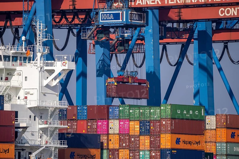 Container Terminal Altenwerder, Hapag-Lloyd container ship Frankfurt Express during loading and unloading, Hamburg, Germany, Europe