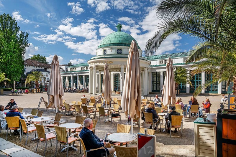 Street café on the Brunnenhof with spring temple and Wandelhalle, spa town of Bad Pyrmont, Lower Saxony state spa, Emmer, Emmertal, Weserbergland, Lower Saxony, Germany, Europe