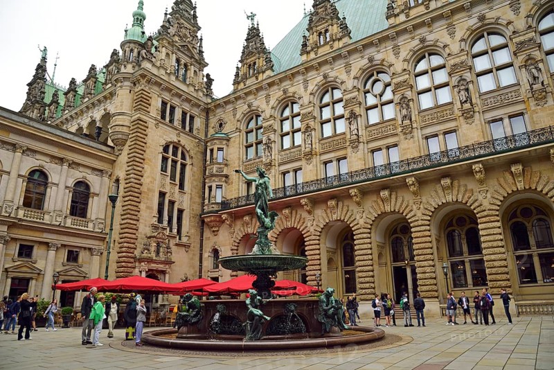 Europe, Germany, Hamburg, City Hall, inner courtyard, the Hygieia Fountain is located in the inner courtyard of the Hamburg City Hall. It was built in 1895-1896, Europe