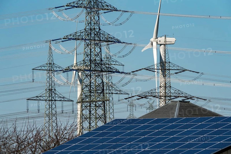 Line route, 380 KV extra-high-voltage line, wind turbine, solar roof of a company, energy mix, near Büsdorf, district town of Bergheim, Rhein-Kreis-Neuss, North Rhine-Westphalia, Germany, Europe