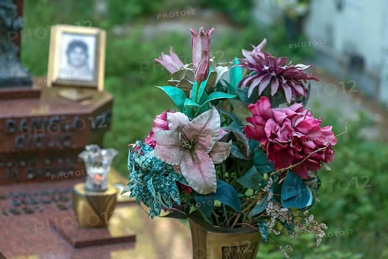 Faded plastic flowers on a grave in the Staglieno Monumental Cemetery, Cimitero Monumentale di Staglieno, Piazzale Giovanni Battista Resasco, Genoa, Italy, Europe