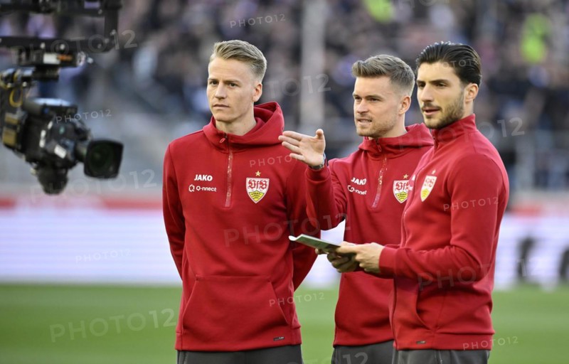 Chris Führich VfB Stuttgart (27) Maximilian Mittelstädt VfB Stuttgart (07) Mahmoud Dahoud VfB Stuttgart (05) with stadium magazine, gesture, gesture, MHPArena, MHP Arena Stuttgart, Baden-Württemberg, Germany, Europe