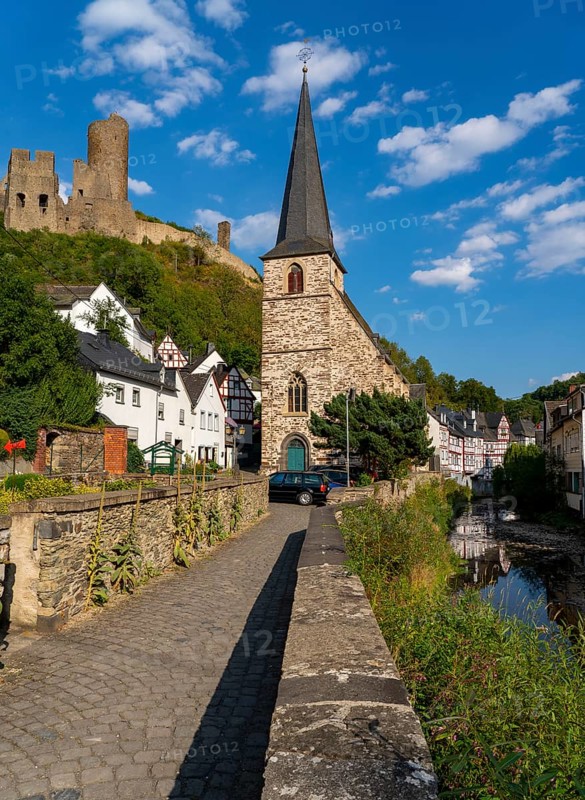 Monreal, idyllic half-timbered village in the Elz valley, ruins of the Löwenburg castle, in the district of Mayen-Koblenz, in Rhineland-Palatinate, Germany, Europe