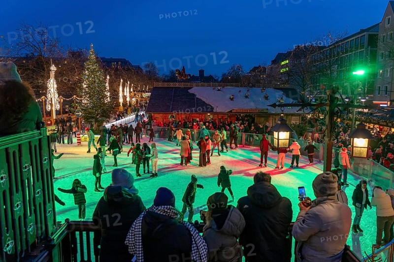Ice rink at the Christmas market on the Heumarkt in the old town of Cologne, Sunday shopping in Cologne city centre, 1st Advent weekend, North Rhine-Westphalia, Germany, Europe