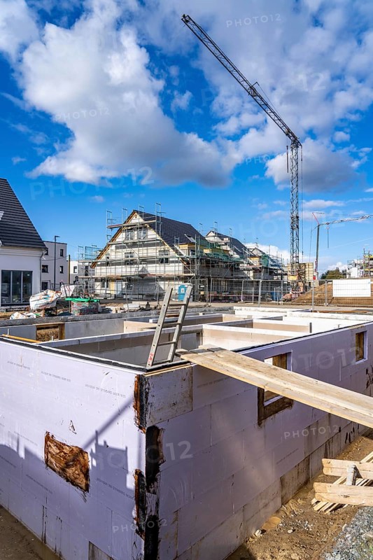 New-build neighbourhood, around 140 detached and semi-detached houses under construction in the south of Duisburg, various developers, shells, construction work, basement, North Rhine-Westphalia, Germany, Europe