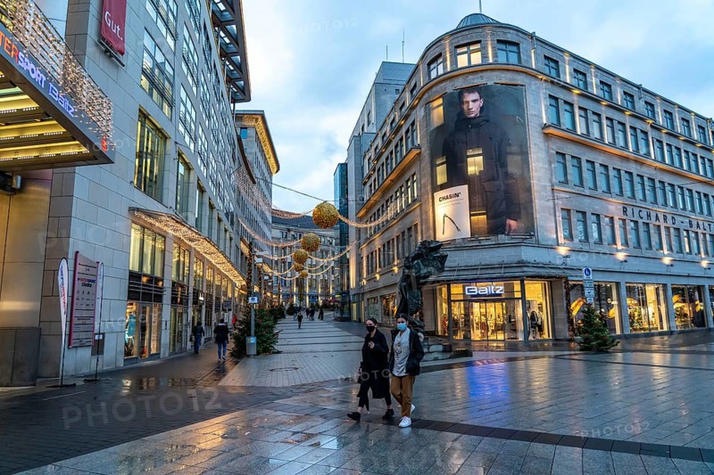 The city centre of Bochum, on the day of the opening of the Christmas light decorations, usually also of the Christmas market, which remained closed due to the 2nd Corona crisis lockdown, empty shopping streets, Bochum, North Rhine-Westphalia, Germany, compulsory masks in the city centre, Europe