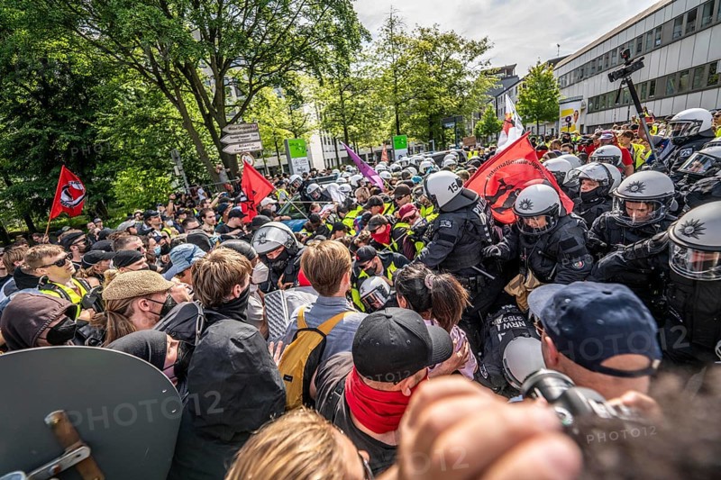 Riots in the run-up to the AFD party conference in Essen, demonstrators try to prevent AFD delegates from entering the Grugahalle, they are led through the demonstrators by a massive police contingent, there were many scuffles, Essen, North Rhine-Westphalia, Germany, Europe