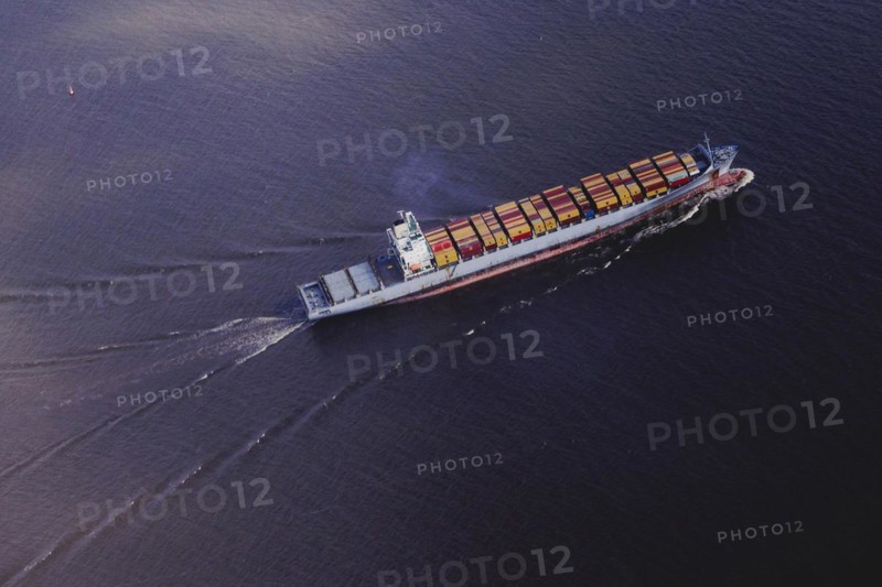 A cargo ship on the Elbe, photographed near Wischhafen, 25/03/2024