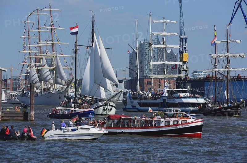 Europe, Germany, Hamburg, Elbe, Harbour Birthday, View from St. Pauli to the Elbe Philharmonic Hall, Parade, Hamburg, Hamburg, Federal Republic of Germany, Europe