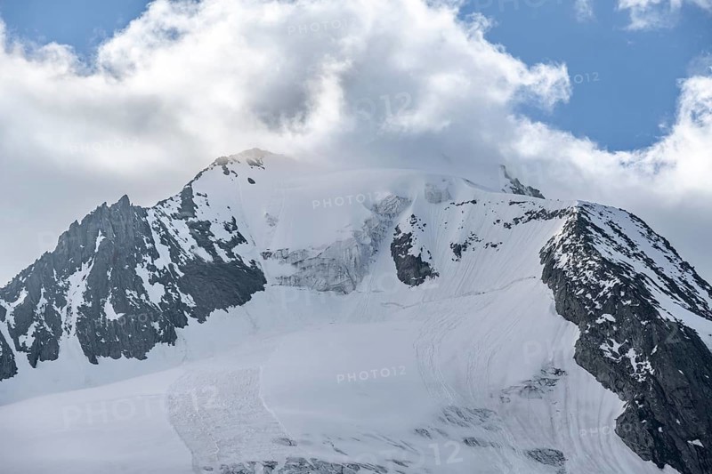 Glaciated mountain peak Großer Möseler, glacier Furtschaglkees, Berliner Höhenweg, Zillertal Alps, Tyrol, Austria, Europe