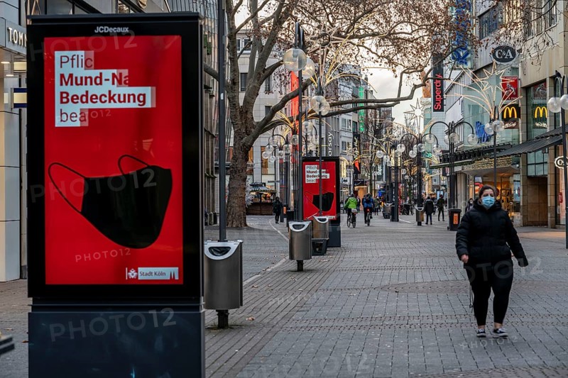First day of the Christmas lockdown in the Corona crisis, empty shopping alleyway Schildergasse, closed shops, hardly any passers-by, lightboard, billboard, with Corona notices, in Cologne, North Rhine-Westphalia, Germany, Europe