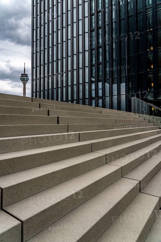 Media Harbour, Düsseldorf, stairs at the Hyatt Hotel, harbour tip, Rhine Tower, former harbour, a mixture of offices, companies, hotels, restaurants, trendy district, nightlife district, galleries, marina, Düsseldorf, Rhineland, North Rhine-Westphalia, Germany, Europe