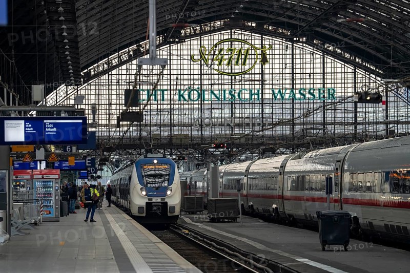 Cologne Central Station, trains at the platforms, Cologne, North Rhine-Westphalia, Germany, Europe