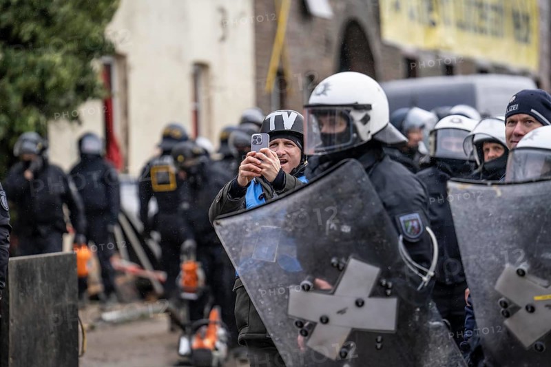 2nd day of the eviction of the Lützerath hamlet, occupied buildings of the former farm, by climate activists at the Garzweiler 2 opencast lignite mine, by the police, Erkelenz, North Rhine-Westphalia, Germany, Europe
