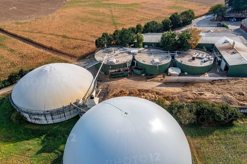 Biogas plant, gas storage, with dome, fermenter tanks for the fermentation process, use of solid manure as energy source, on a farm near Lippling, close to Delbrück in East Westphalia, in the district of Paderborn, 1.5 megawatts of electrical power, production of district heating for homes in the region, North Rhine-Westphalia, Germany, Europe