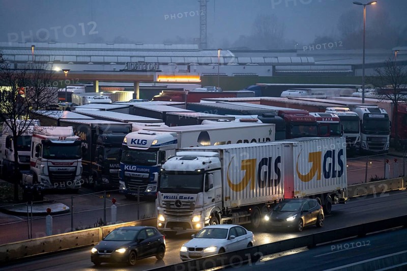 Heavy traffic on the A2 at the Bottrop-Süd service area, overcrowded lorry parking in the evening, Bottrop, North Rhine-Westphalia, Germany, Europe