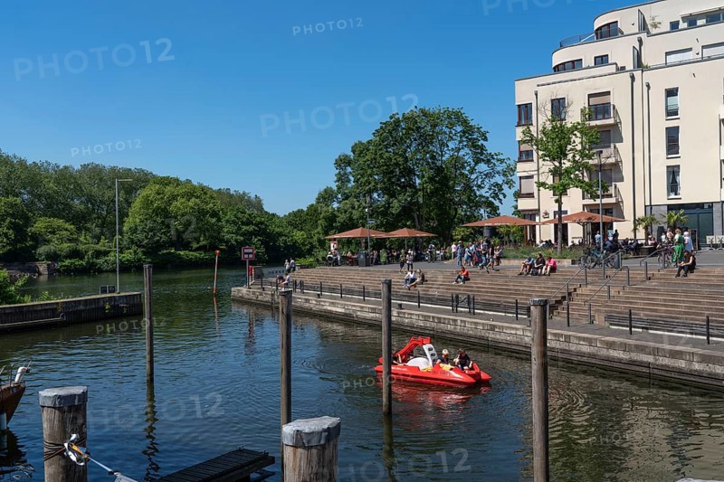 The city centre of Mülheim an der Ruhr, Ruhrpromenade, residential and commercial buildings, gastronomy, new buildings, Ruhrbania project, city harbour, marina, North Rhine-Westphalia, Germany, Europe
