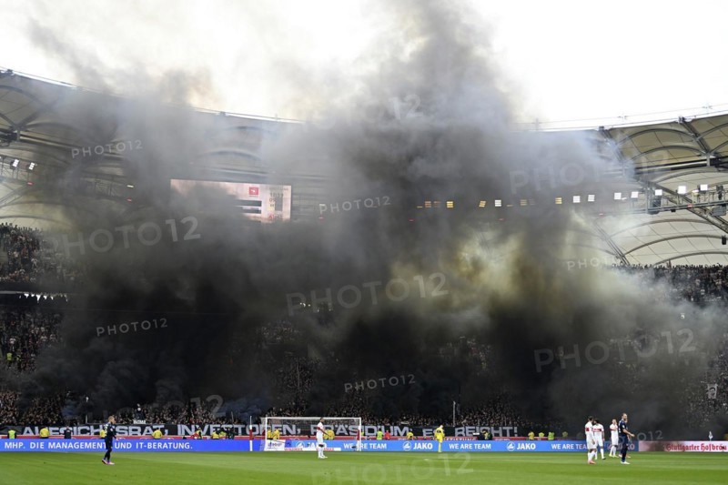 Aktion Schwarze Kurve, VfB Stuttgart Ultras, fans, express protest, black smoke, smoke, Bengalos, pyrotechnics, pyro, fireworks, threatening, Cannstatter Kurve, MHPArena, MHP Arena Stuttgart, Baden-Württemberg, Germany, Europe