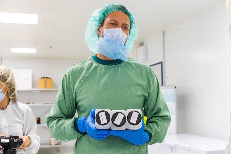 DEU/Saxony/Ebersbach The Saxon cannabis producer Demecan is now the first German company to be authorised to cultivate medicinal cannabis indefinitely under the new Cannabis Act. The company had been authorised to produce since 2019, albeit subject to conditions such as a maximum production quantity or regulated distribution. These conditions will now no longer apply, which will improve the supply situation for medicinal cannabis. The Federal Government Commissioner for Addiction and Drug Issues Burkhard Blienert and Health Minister Petra Köpping took a tour of the production facility to find out more about the manufacture of medicinal cannabis. Dr Adrian G. fisherman Managing Director / Managing Director & Co-Founder, Federal Drug Commissioner Burghard Blienert and Health Minister Petra Köpping visit Saxon cannabis producer Demecan, Ebersbach, Saxony, Germany, Europe