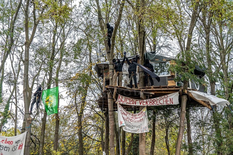 Tree houses with Antifa activists, protest action against the demolition of the village of Lützerath in the Rhenish lignite mining area, which is to make way for the expansion of the Garzweiler II open-cast mine, several thousand participants at the demonstration in Lützerath, North Rhine-Westphalia, Germany, Europe