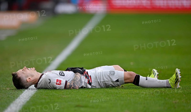 Alejandro Grimaldo Bayer 04 Leverkusen (20) lies injured on the ground, injury, Voith-Arena, Heidenheim, Baden-Württemberg, Germany, Europe