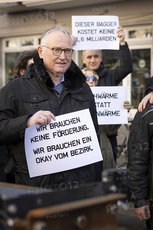 SPD parliamentary candidate Klaius Mindrup at a demonstration in Rykestraße against the decision of the green-black-led district office not to approve the conversion of 30, 000 m¬= of heated living space to green geothermal energy. Berlin, 01.02.2024