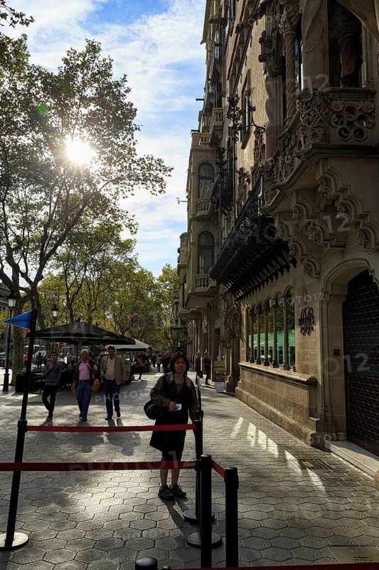 Passers-by at Casa Amatller, backlight, sunbeams, Passeig de Gracia, Barcelona, Spain, Europe