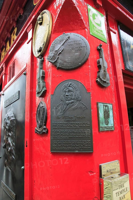 Information plaque about Sir William Temple outside the Temple Bar pub, Dublin city centre, Ireland, Republic of Ireland, Europe