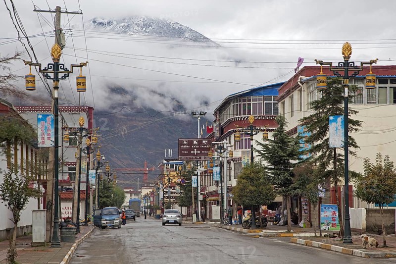 Street in the Tibetan town Dawu, Sichuan Province, China, Asia
