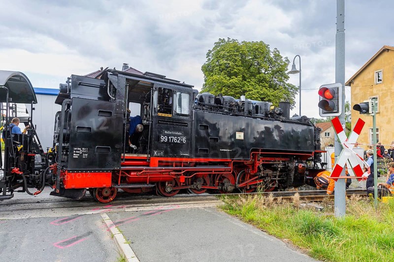 There was a serious accident between a train on the Weißeritz Valley Railway and a lorry from the district of Central Saxony at the level crossing just in front of the Dippoldiswalde stop. The steam locomotive, built in 1933, was forced off the tracks, causing millions of euros worth of damage. Local residents reported an explosive bang., Engine accident on Weißeritztalbahn, Dippoldiswalde, Saxony, Germany, Europe