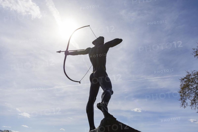 Archer on the banks of the Neustadt Elbe with Church of Our Lady, Dresden, Saxony, Germany, Europe