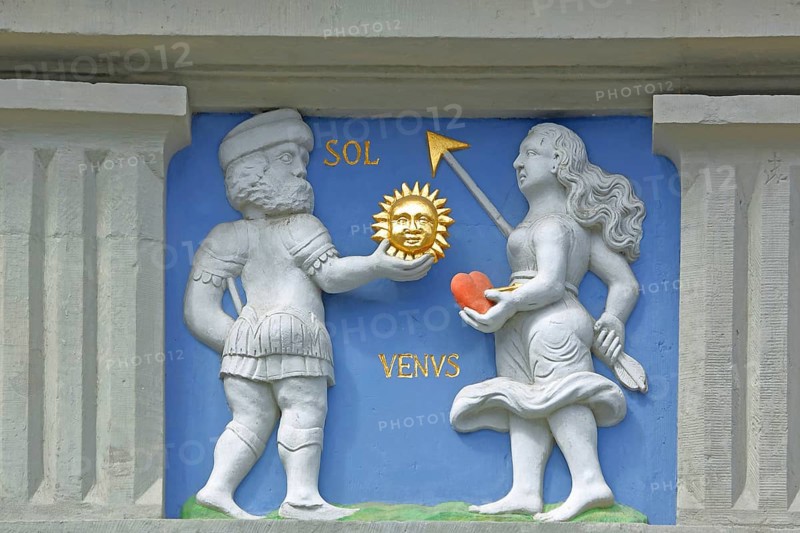 Relief Sol : Roman sun god, Venus : allegory love, heart, arrow, love, carry, hand over, communication, relationship, gesture, falling in love, sun, figures, Roman, antique, mythology, mythological, arts and crafts, Kunsthalle, Haus Zum Roten Ochsen, fish market, Erfurt, Thuringia, Germany, Europe